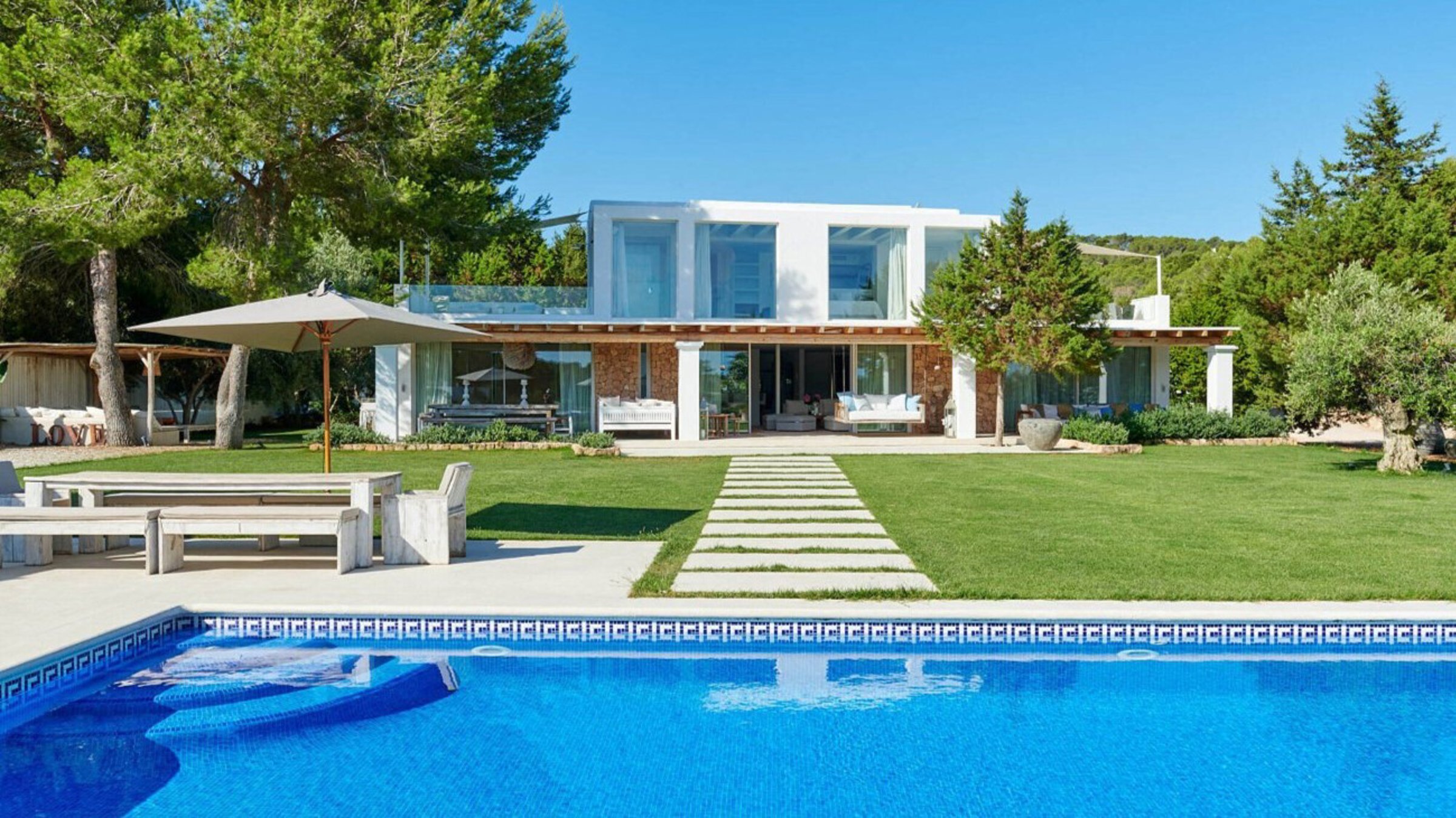Luxury Villa With Swimming Pool And Big Garden